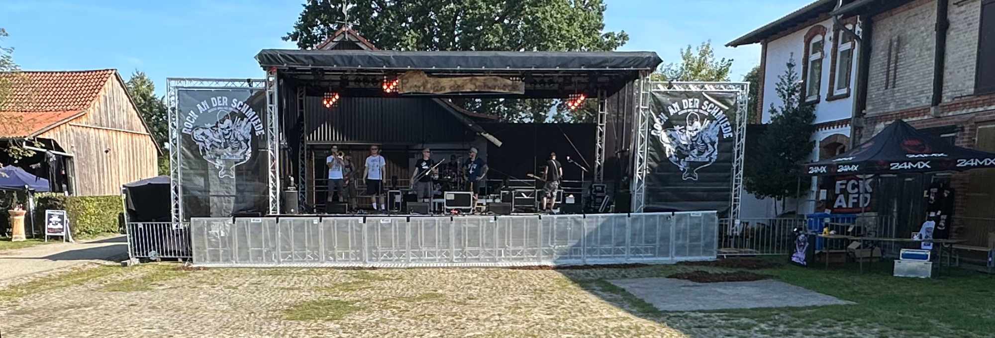 Rock an der Schmiede Triangel - Bühne bei Abendlicht