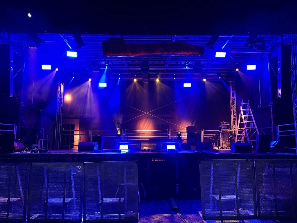Rock an der Schmiede 2025 – Band auf der Bühne mit Event-Branding
