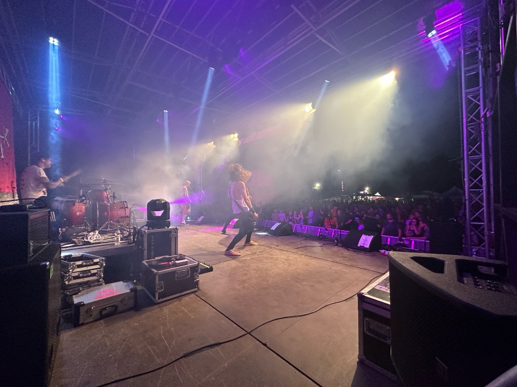 Rock an der Schmiede – Bühnenatmosphäre mit Nebel und Lichtshow